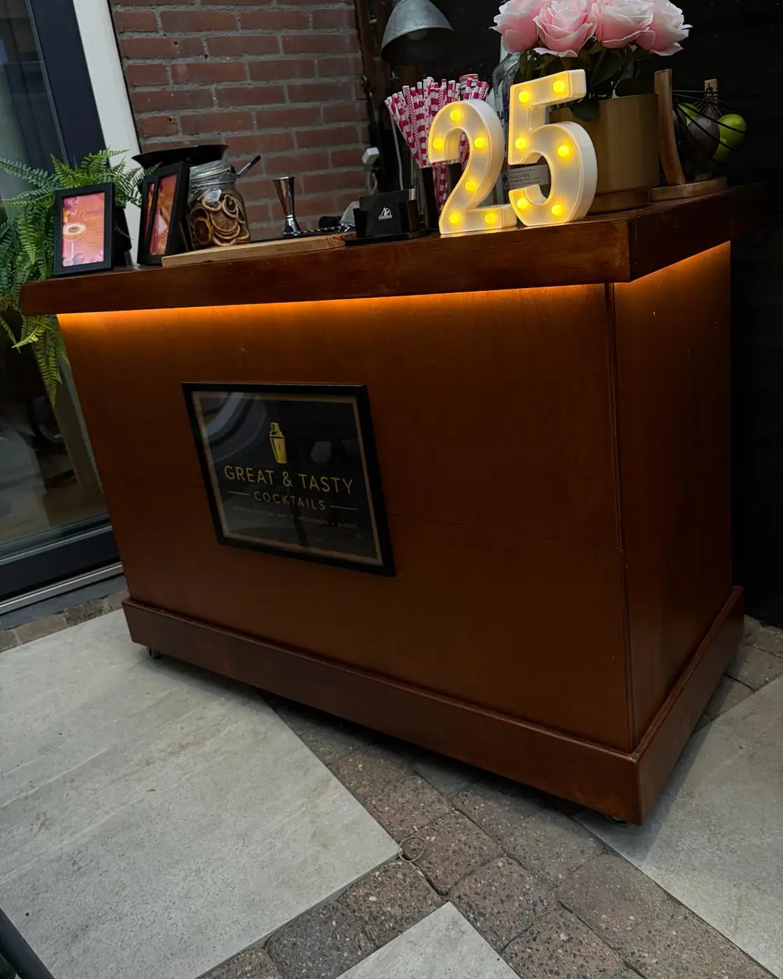 Dezelfde bar in de schemer, met de verlichting onder het werkblad aan