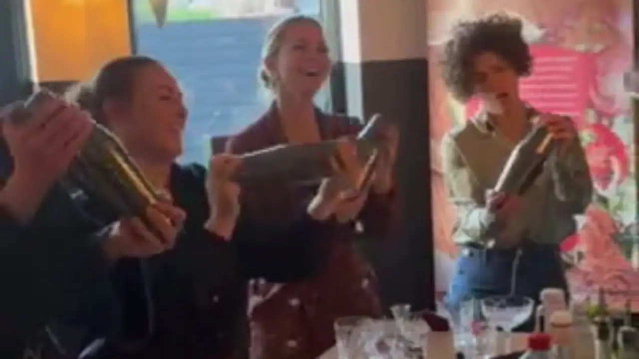 Drie deelnemers aan een cocktailworkshop die tegelijk hun shaker schudden